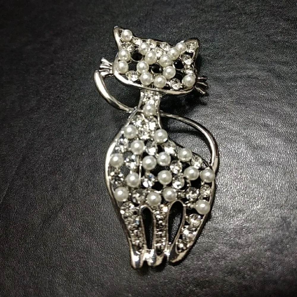 Silver tone faux pearl kitty cat pin brooch